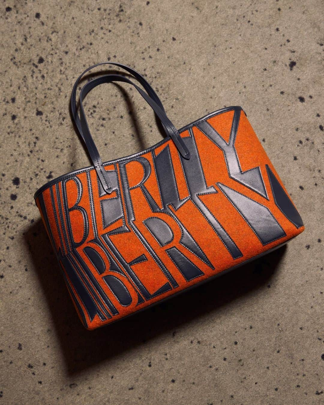 リバティオブロンドンのインスタグラム：「New year, new bag. Discover #Liberty at the link in bio.」