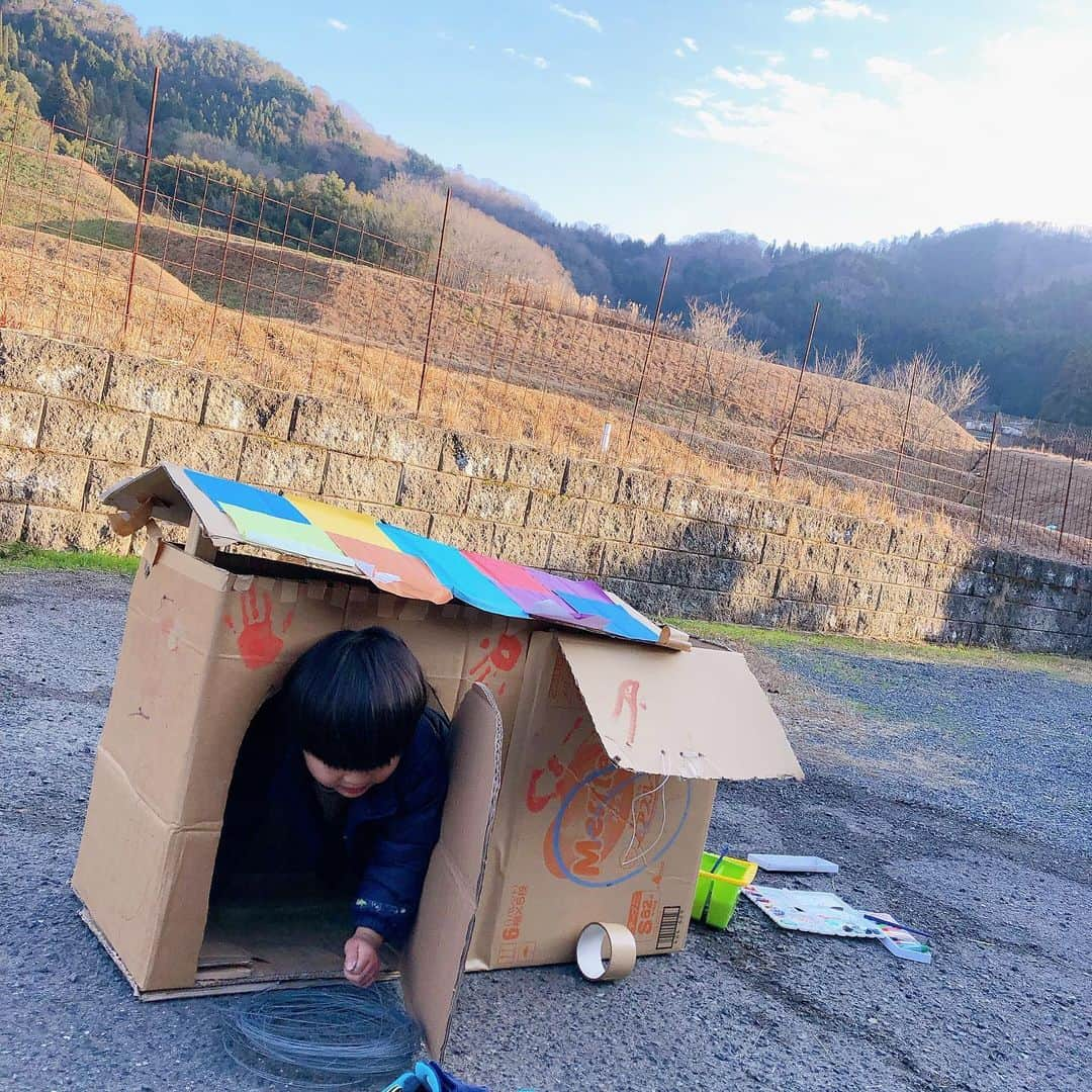 久保田夏菜さんのインスタグラム写真 - (久保田夏菜Instagram)「年末も年末。 今年は、子どもたちがダウンしたので 家でのんびり過ごしております。  大掃除で捨ててしまうダンボールがあるうちにと思って 超簡単なダンボールハウスを作りました。  わたしはただ組み立てるぐらいしか考えてなかったけど いざ始めると 子どもはいろんなことに興味が湧いているみたいで。  息子は ダンボールに穴を空けて その辺から、水引の紐を調達して 差し込んでおりました。  色塗りの時、 私はダンボールを絵の具で塗ることしか 考えてなかったですが 息子は石を拾ってきて 石宝石にしようやと 石に絵の具で色を塗っていました。  発想が自由。  たくさんの自然に囲まれたこの家に住んでいると 子育てにいいねって よく言ってもらえます。 わたしも、本当にそうだなと思います。 外遊びがたくさんできて 自然が当たり前に遊び相手になってくれたりして。  でも、 なんで自然が身近にあることが子育てにいいのか？ どんな影響を与えてくれるのか ちゃんと説明はできなくって。  ただ楽しい！っていう体感だけでも いいとは思うんだけど そこを知識として知れたら 自然が身近にあることを最大限に生かせる気がして 子どもたちにとっても より良い遊びに繋げることができる気がして。 自然遊びのあれこれ、もっと知りたいなと思っています。  来年できるかな。やりたいな。 と、少し2024年の抱負っぽいこと考えてみたりして。  #2024年の抱負　#はや」12月29日 1時48分 - kanakubota0805