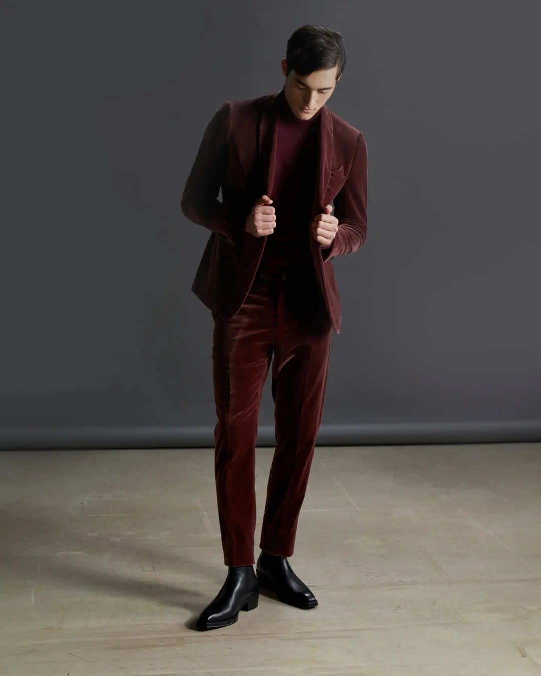 ラファエルカルーゾのインスタグラム：「Tone on tone evening elegance, the Caruso way.  #carusomenswear #fw2324 #playfulelegance」