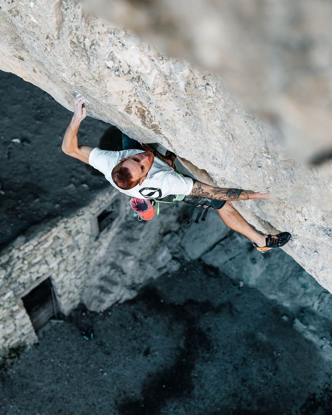 ガブリエル・モローニさんのインスタグラム写真 - (ガブリエル・モローニInstagram)「15/12/2023 EREBOR 9b, Eremo di San Paolo, Arco It’s 6:15AM when I hear the sound of the alarm clock. I am planning to meet @cesar_grosso at the crag at around 10AM.  From Milano it’s a 2:30h drive but if you start a bit too late, the risk of getting stuck in the traffic is very high.  Even if the day before was pretty tiring I feel pretty fresh and relaxed and the lonely drive goes smoothly accompanied with a couple of interesting podcasts. Once at the crag it starts the usual warm-up routine. Fingerboard, links on our routes and a few heater sessions in between. Cesar starts first on his project Zauberfee. Despite the first few holds being wet he gets to the point where he falls most of the times. He looks solid and he makes it past the crux. I am pretty sure he is going to send but suddenly he’s hanging on the rope. Numb fingers he says. Inspiring effort nevertheless! Now it’s my time.  I already put a decent amount of sessions this season, like 8 days or so and I feel like any try from the start could be the one.  I start energetic and fast but this excitement brings me back to the ground after only a handful of moves. I am shaking and I feel like I need to calm down. I wait a few minutes and I am back on the wall. This time I don’t feel that previous attempt’s pressure and my fingers are much warmer. Feelings are not the best but I get to the redpoint crux. I am used to fall here but this time I am more confident. I try to focus on the moves and not the feelings and somehow I am past the crux. It’s the first time I find myself here. I only have an awkward kneebar rest and a final hard sequence ahead. At the rest I feel like I am recovering well and some thoughts come. I have been trying this route for a few seasons, it has been a proper process with various phases, ups, downs, more time to dedicate, less time, stuck phase, an injury and so on. Now I am in the situation I really don’t want to fail. It would be too much to handle and I am ready to give up if it happens.  I leave the rest and embark in this last journey. Every move is a full effort but at the end I clip the chains… It’s a monumental moment for myself.  Now I am ready to move on… 📸 @enrychris」12月28日 18時21分 - gabrimoroni