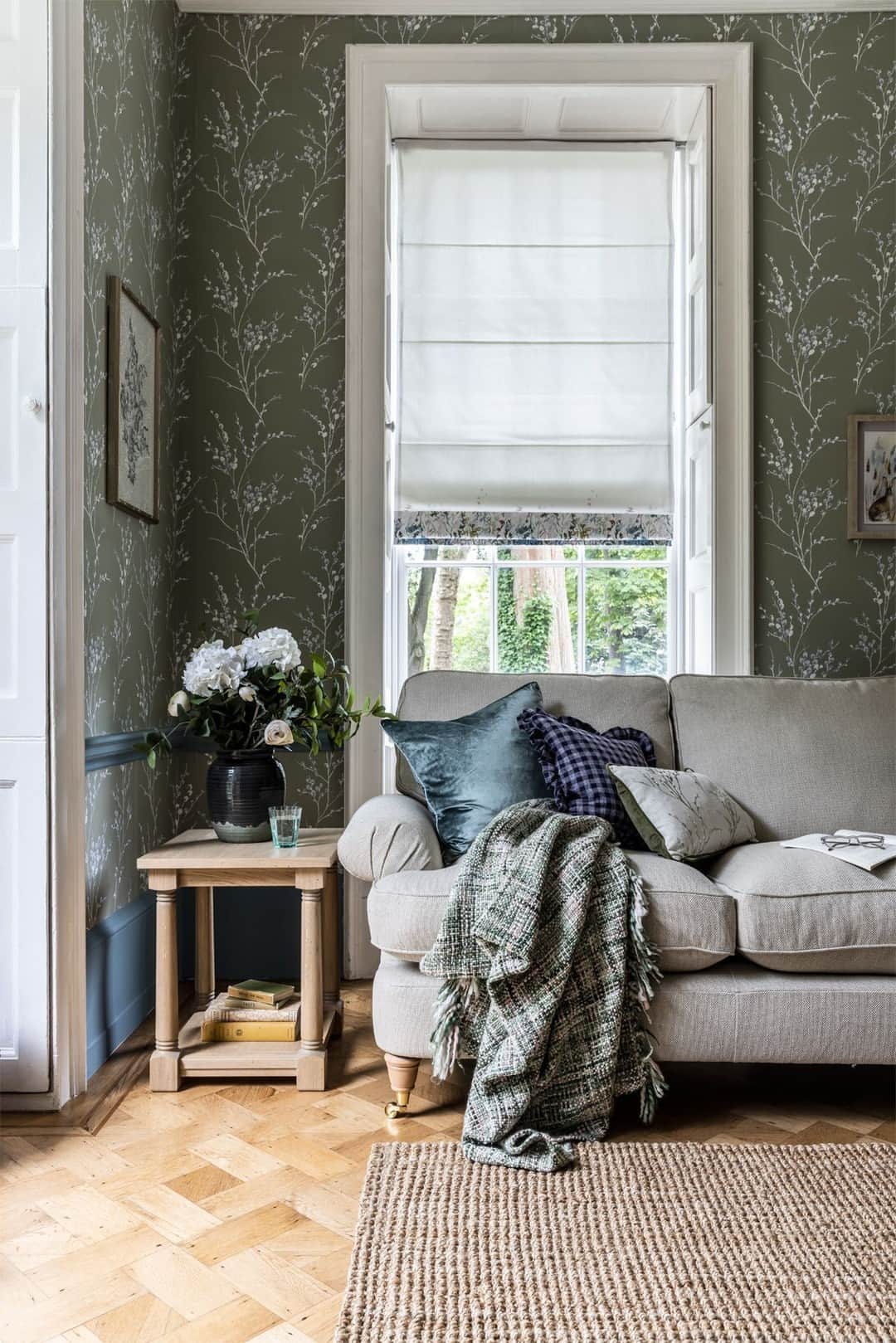 ローラアシュレイのインスタグラム：「Ready to wind down after the big Christmas Celebrations and have a lazy day at home tucked up with a good book? ⁣⁣ ⁣⁣ The striking Beaumaris Sofa will make the perfect addition to your living room.⁣ ⁣ Available on lauraashley.com and @nextofficial」