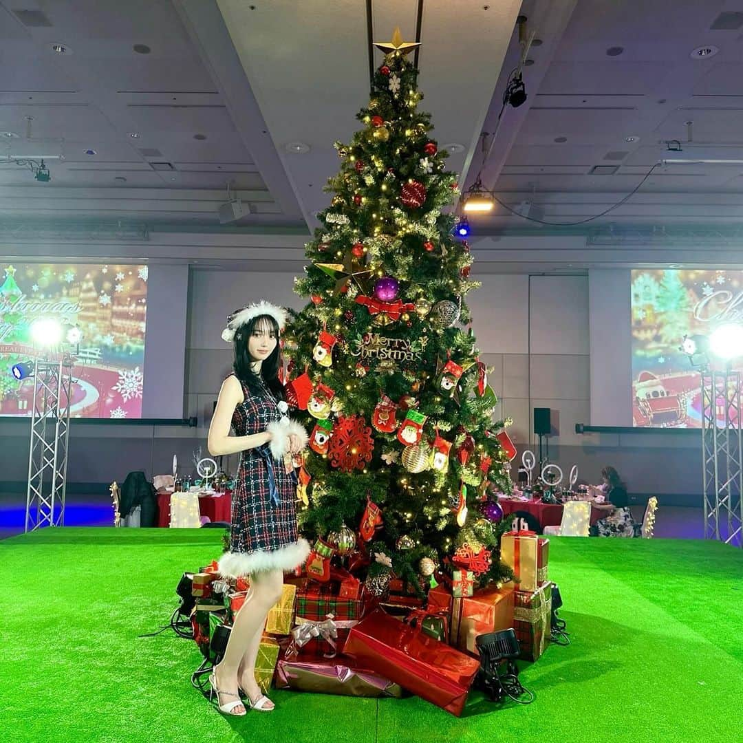 漆畑瑠菜さんのインスタグラム写真 - (漆畑瑠菜Instagram)「2023最後のオフイベ🎄 ありがとうございました!!♥️  #17live #オフイベ #ライバー #クリスマス #サンタコス」12月28日 20時49分 - arieluna0716