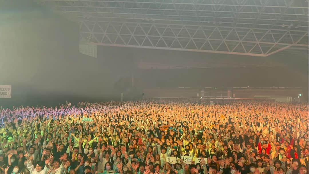 スキマスイッチのインスタグラム：「今日の「COUNTDOWN JAPAN 23/24」で大橋が撮影していた映像です✌️  来年7月開催のスキマフェスでも一緒に歌って飛び跳ねられたら嬉しいですーーーーー🕴️🕴️🕴️  #スキマスイッチ  #CDJ  #全力少年 #スキマフェス」