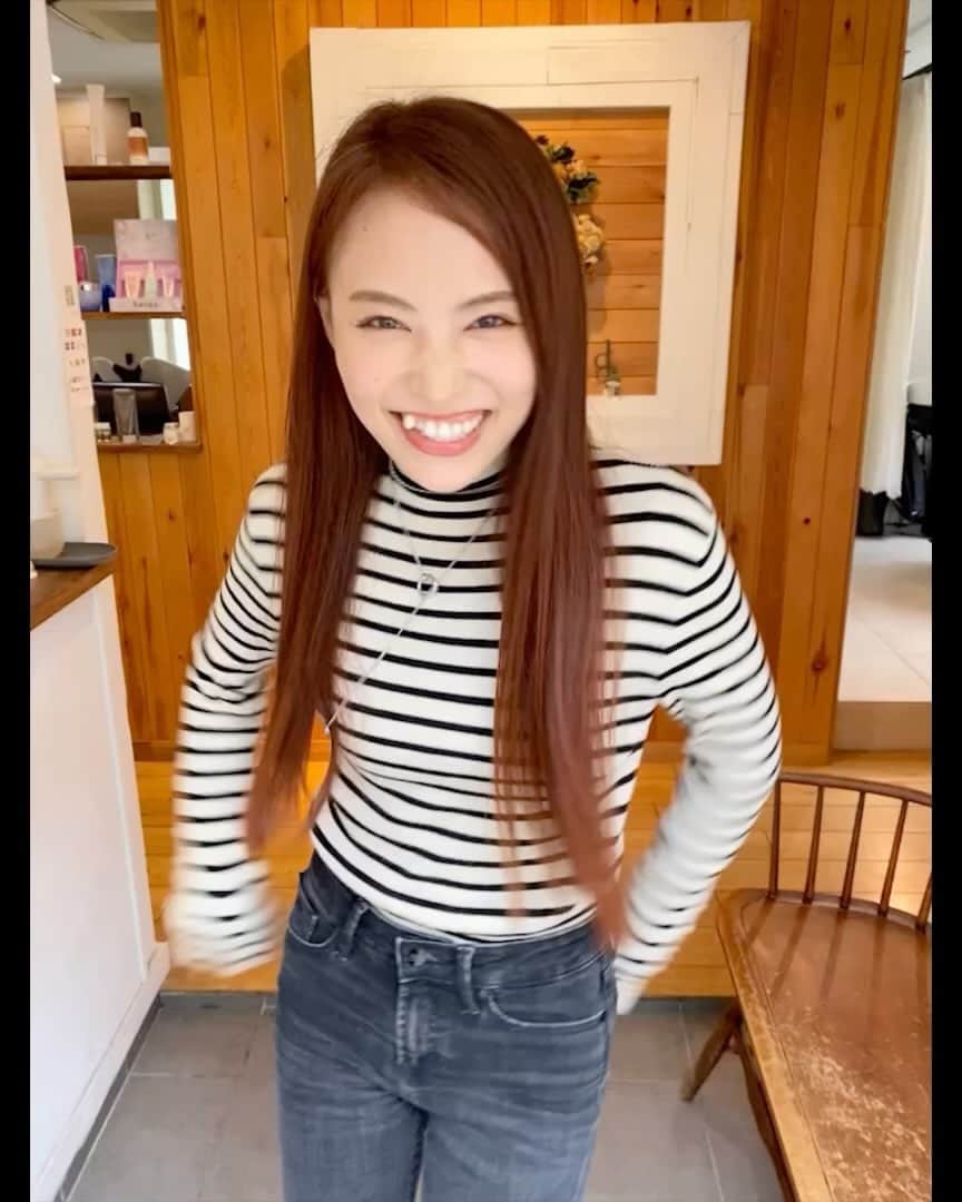田野アサミのインスタグラム：「🖤🤍 今年も沢山ガーランドにはお世話になりました❤️ 本当にいつも癒しと綺麗と潤いと自信を髪の毛に宿してくれる場所。（本気で） 来年もいっぱい綺麗にしてもらって皆に会うときにサラサラでいるんだもんね〜♪✨いつもありがとう！ 最後は大好きな長いお付き合いのガーランドメンバーと🌿🤝 #田野アサミ#asamitano 余談🫣私には究極に珍しい.... 細めのボーダー柄を着ているのは奇跡😏笑 ボーダーに耐えられなくて着替えたくなるんだよねなんなんだろこれ。笑」