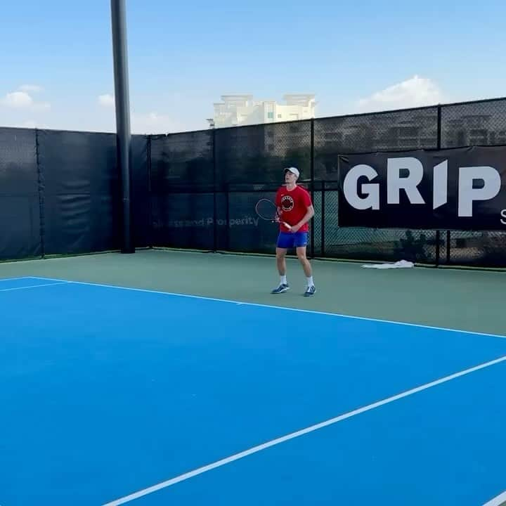 デニス・シャポバロフのインスタグラム：「Putting in the work 💪🏼💪🏼」