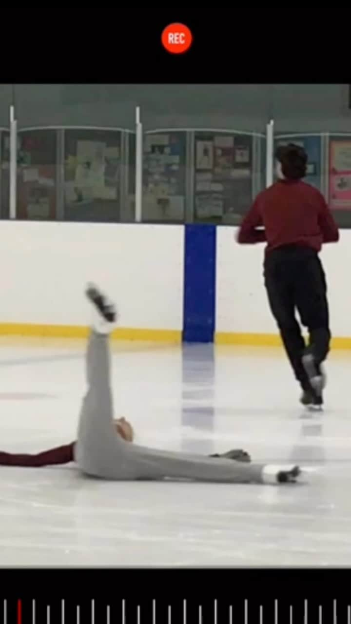 パイパー・ギレスのインスタグラム：「Two different days same energy given. Mistakes happen at home so we can learn, adapt and laugh at yourself. Hope you enjoy this on your lovely Thursday 🤣 - -📸 courtesy of Aaron Lowe 🤪 - #Figureskating #falls #failvideo #icedance #icedancer #skating #funny #funnyvideos #skatecanada #reeltrend #trending #teamcanada」