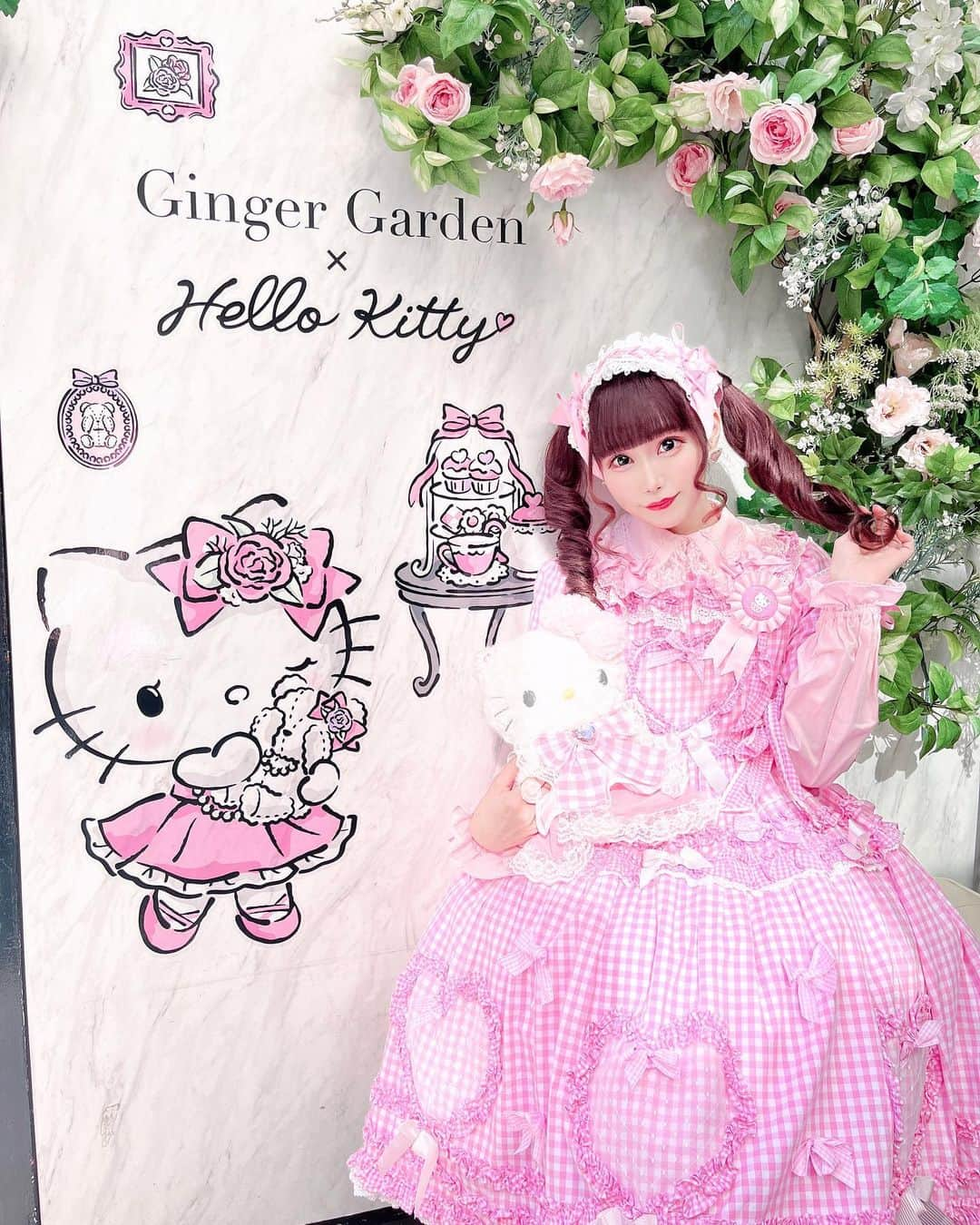 雨宮真梨子のインスタグラム：「⁡ ピンクギンガムチェックコーデ🐱🎀💕  #babythestarsshinebright  🩷Sweet Gingham Dollワンピース🩷  ⁡ #gingergardenaoyama #表参道カフェ #表参道ランチ #アフタヌーンティー #青山カフェ #アフタヌーンティー巡り #ハローキティ #btssb #ロリータ #ロリータファッション #ロリィタ #ロリィタファッション #ロリータコーデ #kawaiifashion #kawaiigirl #kawaiistyle #harajukufashion #harajukustyle #lo娘 #lolitafashionstyle #japanesefashion #girlyfashion #japanesegirl #japaneseculture #kawaiidesu #sweetlolitafashion #sweetlolitastyle #eglcommunity #eglfashion」