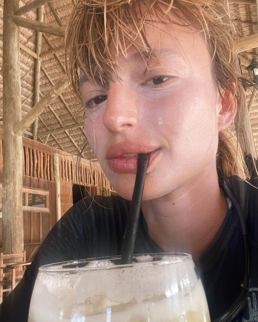 テレザ・カサロヴァのインスタグラム：「The waiter brought me my caipirinha and asked if I want anything else and I said yes please bring me another one in 10 min and he fist bumped me and brought the next one stronger. Stay strong ladies. 😁😁😁」