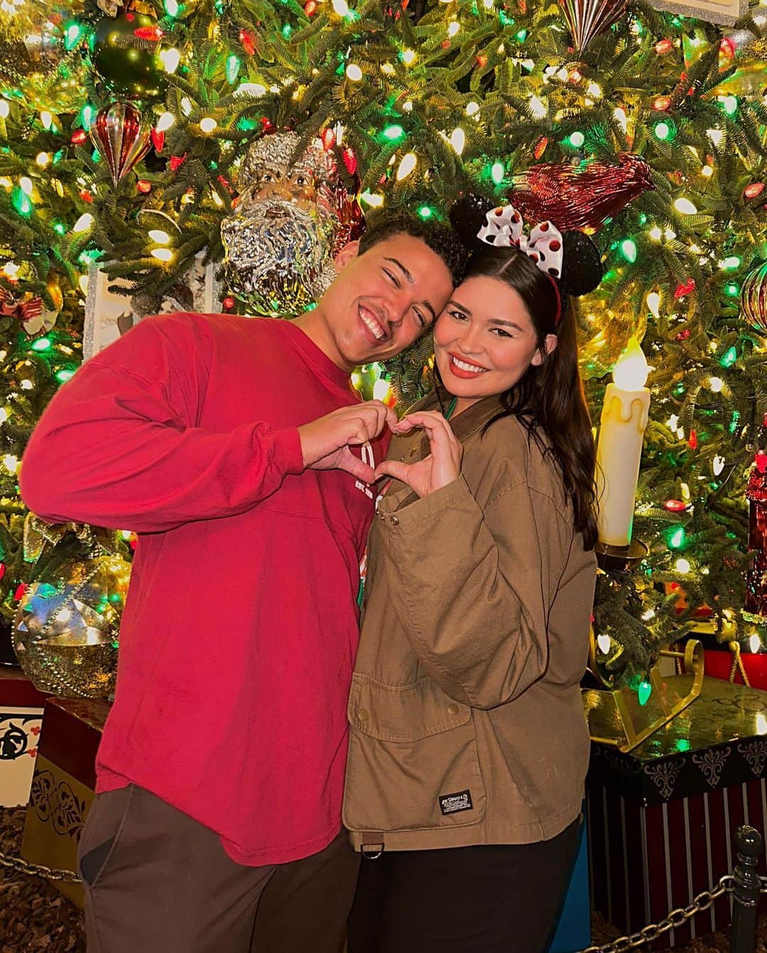 ベラ・ゴールデンのインスタグラム：「sorry it’s late (got lost in the mail..) but here’s our christmas card, from us to youuuu xoxo💋🧸♥️」