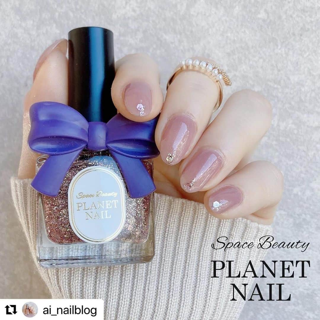 【PLANET NAIL（プラネット ネイル）】公式のインスタグラム：「✰✰✰✰✰✰✰✰✰✰✰✰ PLANET Girl🪐 @ai_nailblog さま♡  最近ピンクが気になるお年頃のわたくし🫣 そこへきてこのあいさんの くすみピンク&ピンクラメに やられてしまいました🥺🩷 可愛過ぎませんか！？  オフィスネイルにはもちろん 普段使いでもラメがいい仕事してくれちゃう♡ ぜひぜひみなさま　チェックしてみて😌✨✨✨ ╍ ╍ ╍ ╍ ╍ ╍ ╍ ╍ ╍ ╍ ╍ ╍ ╍  . 爪先ラメ×ピンクネイル꙳ ⁡ くすみピンクとホロ入りのピンクラメ だからオフィスネイルにも良き☺︎ ⁡ ୨ෆ୧┈┈┈┈┈┈┈┈┈┈┈┈┈┈┈┈┈┈┈┈┈┈୨ෆ୧ ✎キャンメイク( @canmaketokyo ) ・カラフルネイルズ N79 ⁡ ✎プラネットネイル( @planet.jp ) ・27 銀河の遊歩道 ୨ෆ୧┈┈┈┈┈┈┈┈┈┈┈┈┈┈┈┈┈┈┈┈┈┈୨ෆ୧ ⁡#planetnail #プラネットネイル #プラネットガール  #ラメネイル部 #銀河の遊歩道 #ラメネイル  #ピンクネイル #キャンメイク #canmake  #キャンメイクネイル #冬ネイル  #ネイルポリッシュ #簡単ネイル #オフィスネイル  #セルフネイル #selfnail #nailart #美甲 #셀프네일」