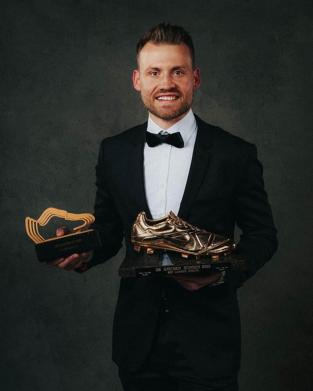 シモン・ミニョレさんのインスタグラム写真 - (シモン・ミニョレInstagram)「Another year of football in the books!!👊🏻🔵⚫  It was a year with special and emotional moments. Winning the Golden Boot, saying goodbye to the @belgianreddevils, playing my 200th game for @clubbrugge, ... 🙏🏻❤️」12月29日 20時19分 - 22mignolet22