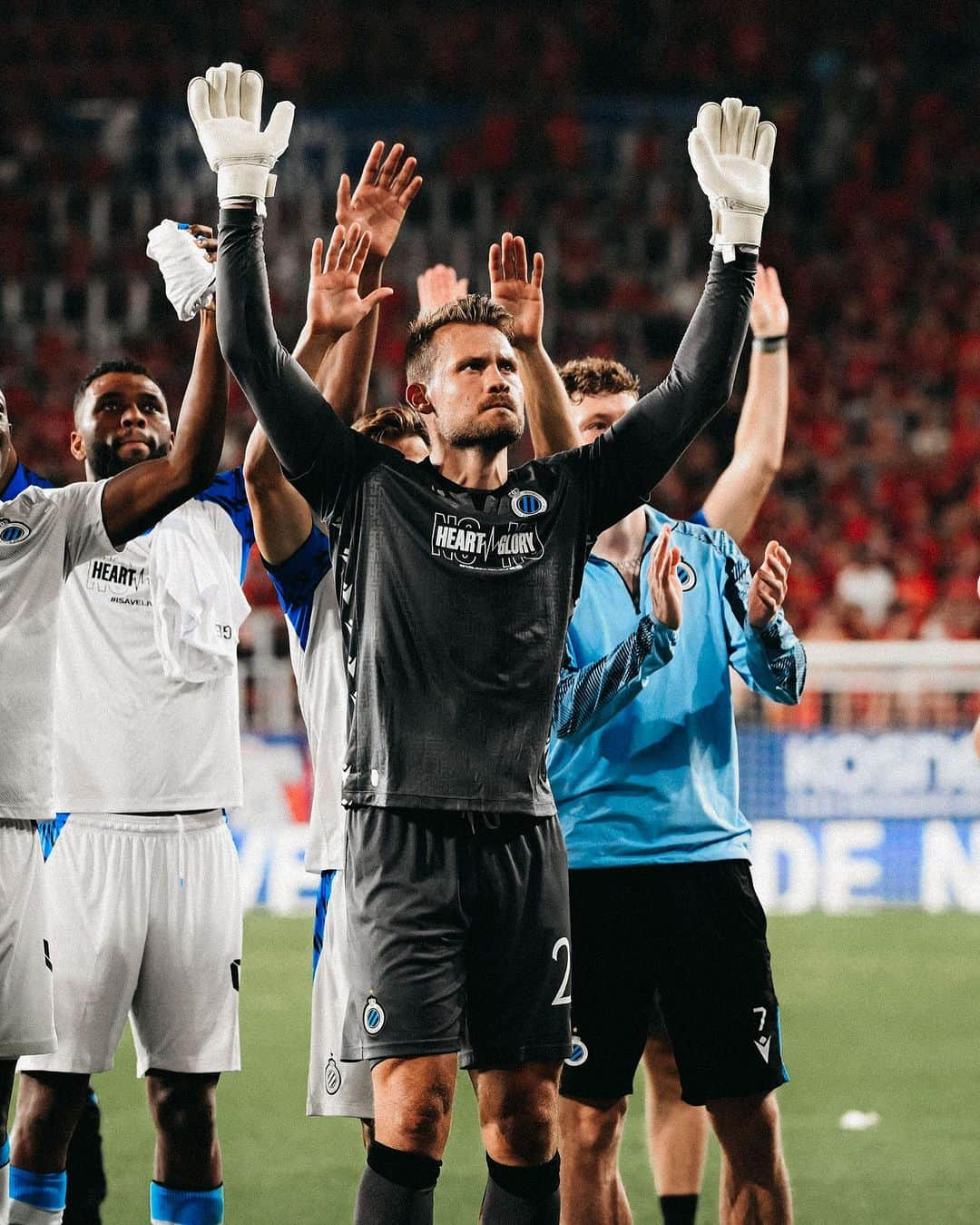 シモン・ミニョレさんのインスタグラム写真 - (シモン・ミニョレInstagram)「Another year of football in the books!!👊🏻🔵⚫  It was a year with special and emotional moments. Winning the Golden Boot, saying goodbye to the @belgianreddevils, playing my 200th game for @clubbrugge, ... 🙏🏻❤️」12月29日 20時19分 - 22mignolet22