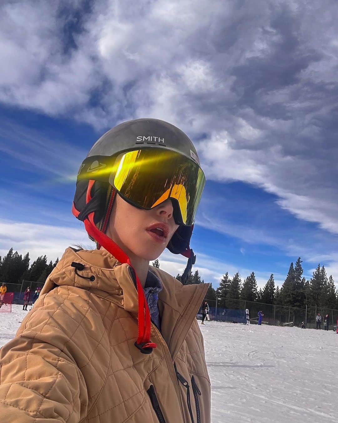 ホイットニー・ポートのインスタグラム：「I have to be honest. Skiing is not for me. All the shit to carry, the reluctant children, the cold, the masses, the pain… I’m sorry, just no. The pictures are cute, but they are deceiving. There’s obviously amazing moments in between the chaos and fun looks to assemble, but I can’t say it’s worth it. There. I said it.」