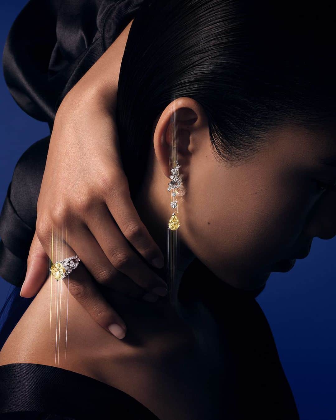 Chaumetのインスタグラム：「Wrap up the year in sophistication with our extraordinary Soir de Fête High Jewellery earrings and ring.⁣ ⁣ #Chaumet #ChaumetCelebrates #ChaumetHighJewellery」