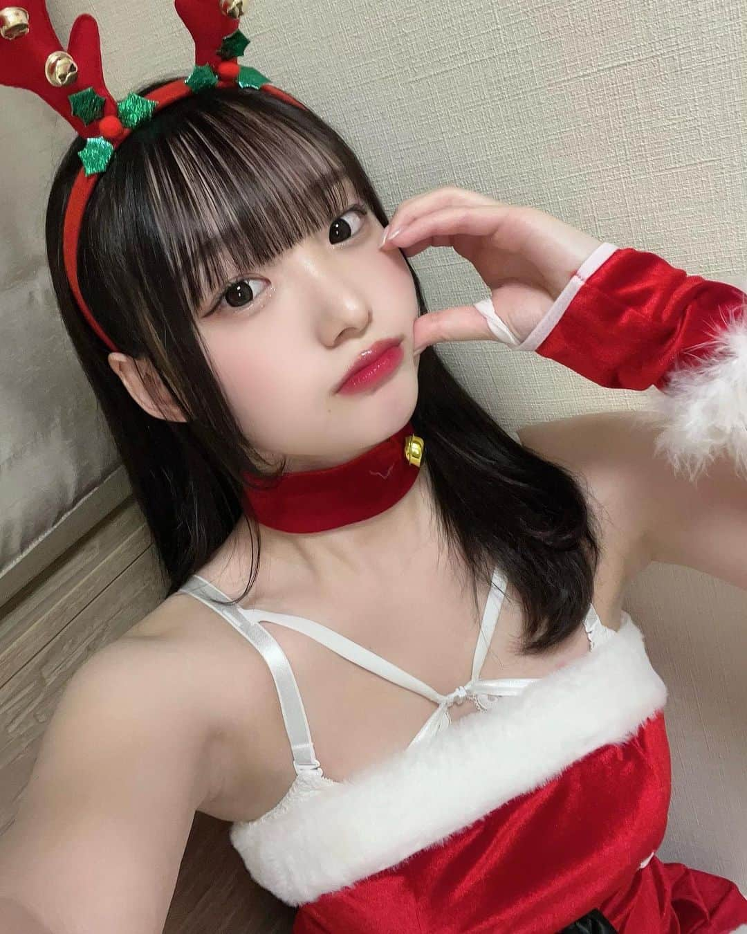 じゅんなのインスタグラム：「サンタクロースのコスプレしたよ〜🎅2回目？ 年末年始は家族と美味しいものいっぱい食べる！ でも2日から学校始まるねん🥲📚✍🏻 がんばるぞー！！ みんなは何する？🥺」