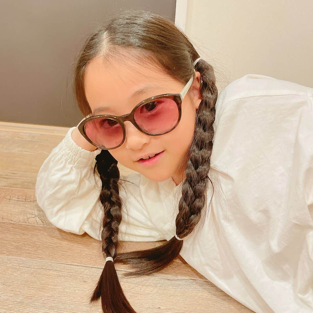 Qoo Bee Littleのインスタグラム：「2023年も、あと少し。 ものすごく充実した1年で、楽しく忙しく 子育ても、料理も、家事も、草刈りも笑 頑張った1年でした。  うるま市からもらった、うるま市だけで使えるクーポン券がまだ残っていたので（有効期間12/30) 慌てて買い物に行き、サングラス🕶を買いました。 （私の🕶）」