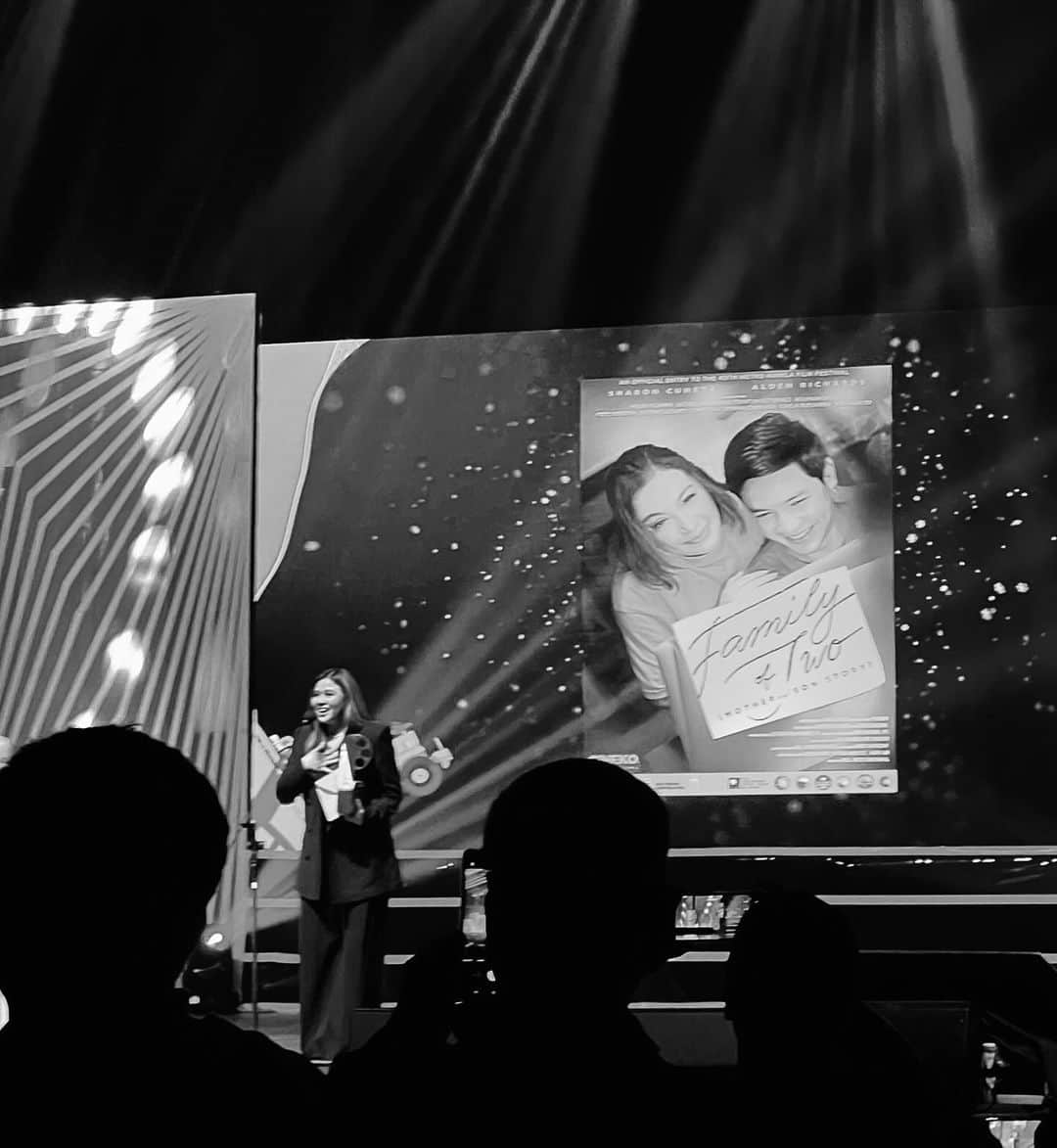 Miles Ocampoのインスタグラム：「Took me a while to do this post dahil hindi pa din po talaga nag si-sink in sa akin lahat.. I started when I was 6 years old and my love for my craft grew along the way.. there are days when you’re inspired, days when you feel like nothing’s happening, then you’ll feel inspired again at gusto mo lang gumawa at gumawa ng pelikula, then you’ll question yourself kung kaya ba at kaya pa ba? It’s a love-hate cycle but at the end of the day, I know what I want and I have so much love for what I do. Darating sa point na you’ll just stop overthinking and all you wanna do is do your best no matter what. 101%. Talon. ALWAYS.  Lord, maraming salamat po sa Christmas gift na ito. Abot po ito hanggang birthday ko. :) Sa lahat po ng bumubuo ng jury at sa MMFF, maraming maraming salamat po sa pagpapahalaga at pagbibigay ng parangal. I am also sharing this award to my co-actors @aldenrichards02 and mama @reallysharoncuneta, direk @directfromncn, and to the whole team of our film @familyoftwofilm . Mahigpit na yakap. Sa lahat po ng sumuporta sa lahat ng entries ngayong taon, maraming salamat sa inyo.   At para po ito sa hanggang ngayon ay naniniwala at nagtitiwala pa din po sa akin… lagi’t lagi pong pagbubutihan. Pangako. 🤍」