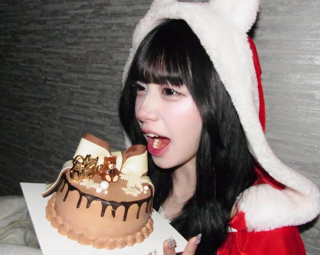 新塘真理のインスタグラム：「この間クリスマスに頼んだケーキがめちゃくちゃかわいい最高🧸💗味も美味しすぎて食べ足りなかったくらい🧏🏻‍♀️🎶  ・ ・ 🎂 @cakewith_tokyo」