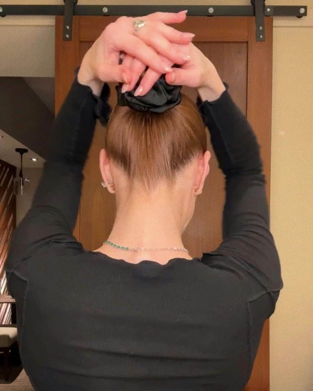 ホイットニー・ポートさんのインスタグラム写真 - (ホイットニー・ポートInstagram)「We probably all know my hair saga by now, right? (I can’t stop talking, thinking and obsessing about it). I chopped it, bleached it, went back caramel-y brown and now I’m just letting it grow, not using any bleach and getting it to a healthier place. Being experimental with hair is fun, but the fun lasts so much shorter than the maintenance. I’ve been taking @wellbel for 2.5 months now and I’m prettyyyyy sure I’m starting to see a difference. But for now, this is how I’ve been wearing my hair pretty much every day.」12月29日 23時29分 - whitneyeveport