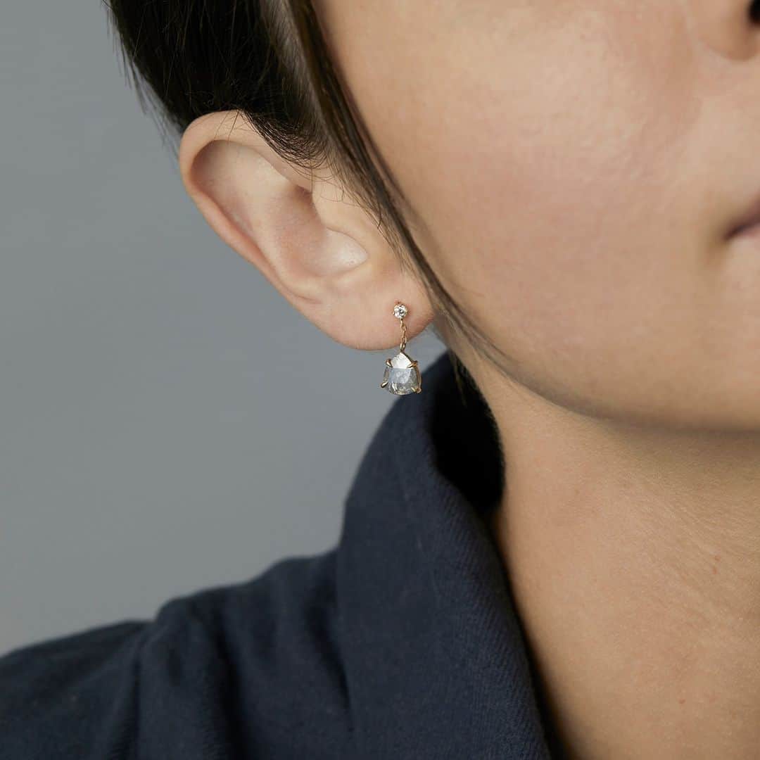 サトミ カワキタのインスタグラム：「A beautiful slice of a diamond, imagined as a pair of twinkling, shining drop earrings.」