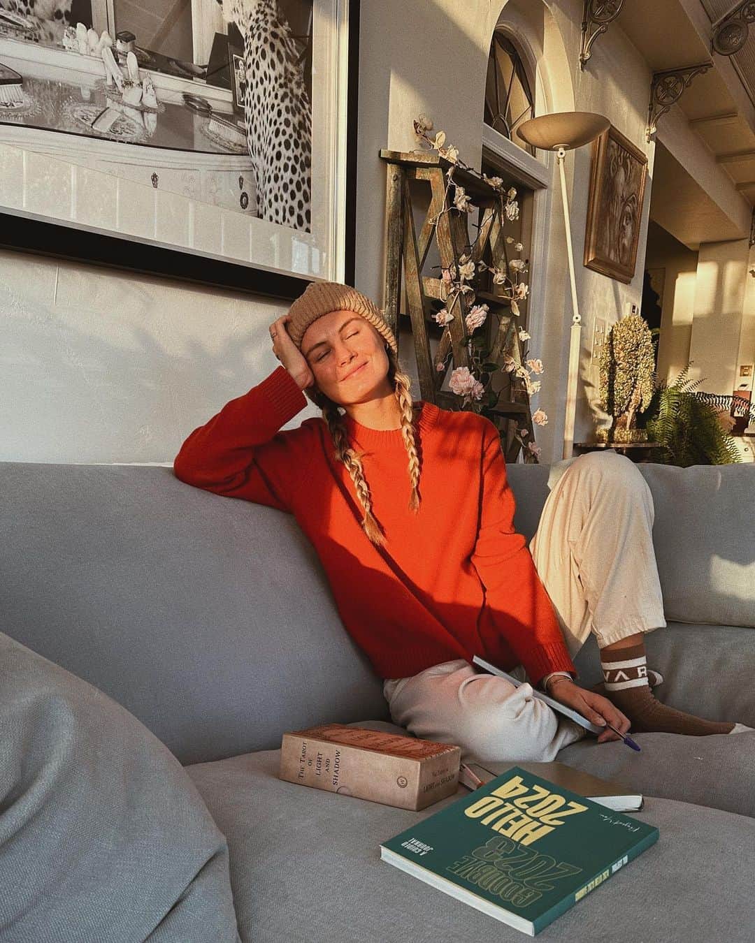 ニオミ・スマートのインスタグラム：「Ending 2023 with slow and easy days, reflecting on the past year and manifesting big things for 2024.  I recently read about universal year cycles of numerology and how each year holds a collective energy.  2023 in numerology was a 7 - a time for introspection, self development, and spiritual awakening. I personally absolutely resonate with this. The past year for me had been a deep dive into spirituality and self reflection. Anyone else?   🥁 Drum roll for 2024… 🥁   2024 is a number 8 - a year for abundance, success, creation, and where we see all the hard work from the past year come to fruition (👏🎉🤸‍♀️).   Let this be your sign that good things are coming your way! Hip hip hooray to an 8 year!」