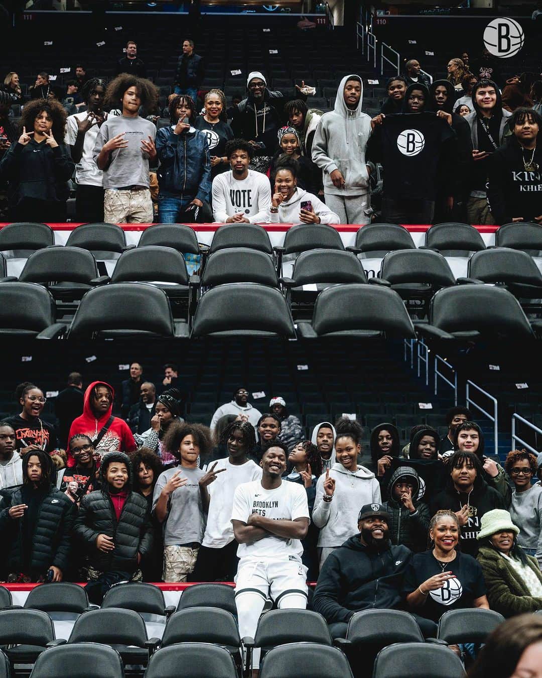 Brooklyn Netsさんのインスタグラム写真 - (Brooklyn NetsInstagram)「On behalf of his Finney Family First Foundation, @doedoe_10 sponsored a trip for students from Churchland Middle School in Portsmouth, VA to watch tonight’s game.  Dorian and @desmith4 took time pregame to meet with the students and their families 🖤」12月30日 8時39分 - brooklynnets