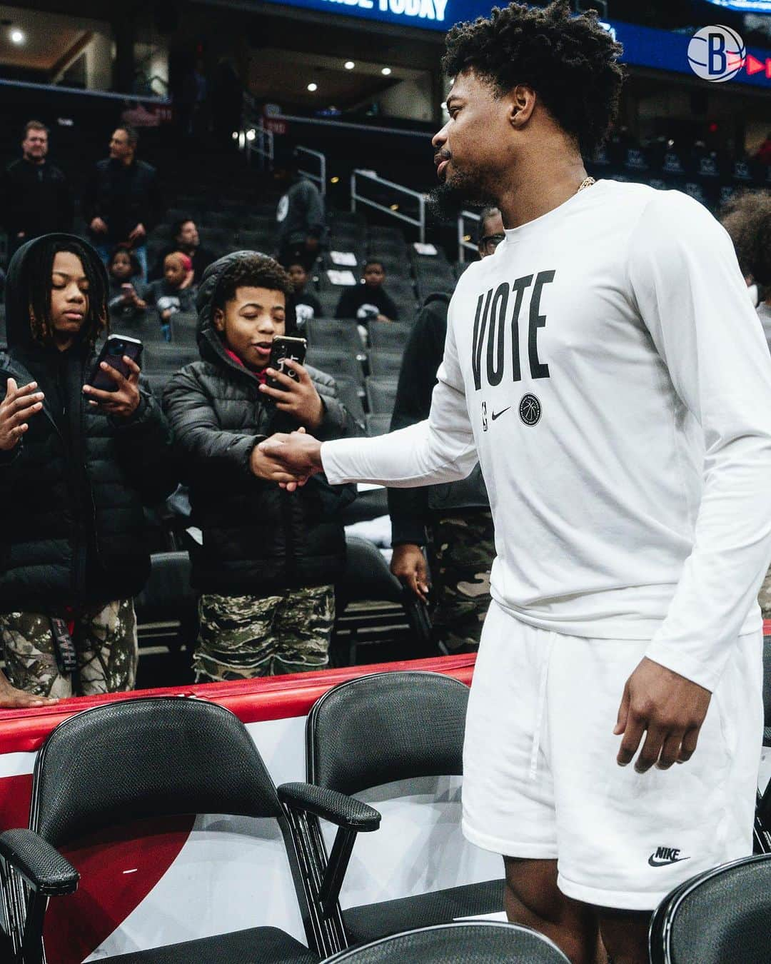 Brooklyn Netsさんのインスタグラム写真 - (Brooklyn NetsInstagram)「On behalf of his Finney Family First Foundation, @doedoe_10 sponsored a trip for students from Churchland Middle School in Portsmouth, VA to watch tonight’s game.  Dorian and @desmith4 took time pregame to meet with the students and their families 🖤」12月30日 8時39分 - brooklynnets