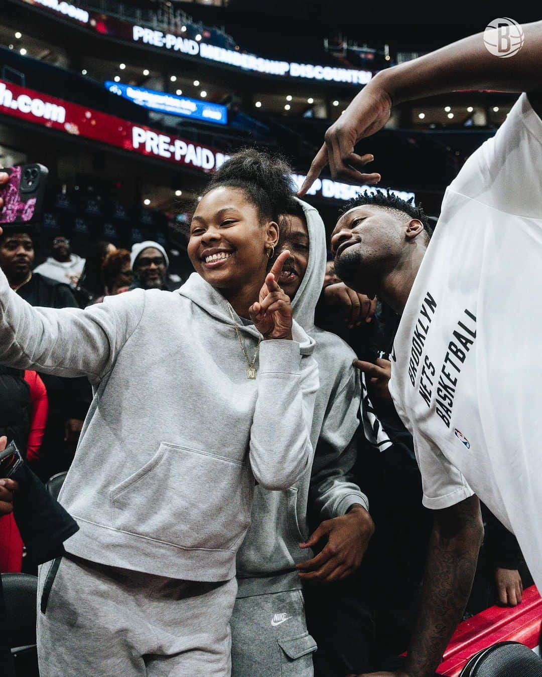 Brooklyn Netsさんのインスタグラム写真 - (Brooklyn NetsInstagram)「On behalf of his Finney Family First Foundation, @doedoe_10 sponsored a trip for students from Churchland Middle School in Portsmouth, VA to watch tonight’s game.  Dorian and @desmith4 took time pregame to meet with the students and their families 🖤」12月30日 8時39分 - brooklynnets