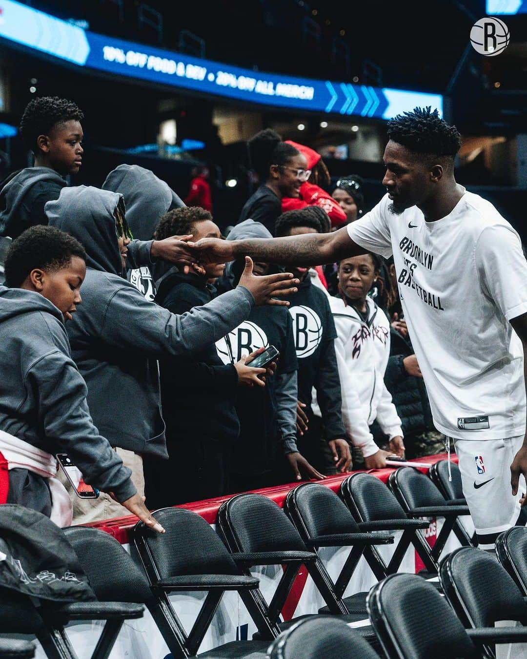 Brooklyn Netsさんのインスタグラム写真 - (Brooklyn NetsInstagram)「On behalf of his Finney Family First Foundation, @doedoe_10 sponsored a trip for students from Churchland Middle School in Portsmouth, VA to watch tonight’s game.  Dorian and @desmith4 took time pregame to meet with the students and their families 🖤」12月30日 8時39分 - brooklynnets