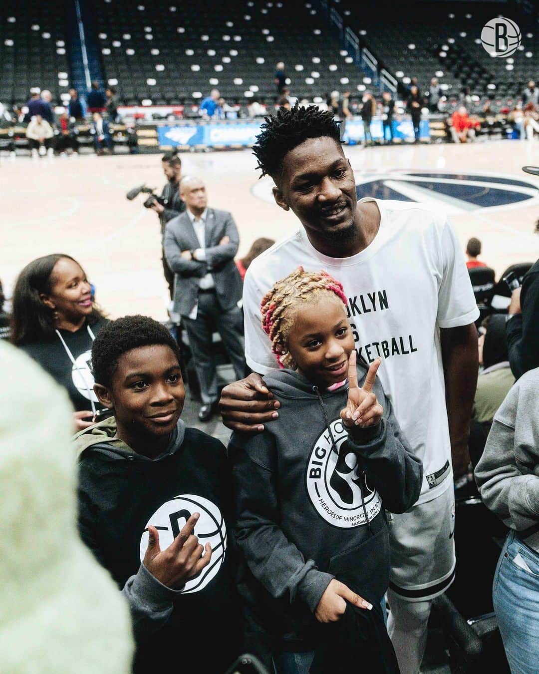 Brooklyn Netsのインスタグラム：「On behalf of his Finney Family First Foundation, @doedoe_10 sponsored a trip for students from Churchland Middle School in Portsmouth, VA to watch tonight’s game.  Dorian and @desmith4 took time pregame to meet with the students and their families 🖤」