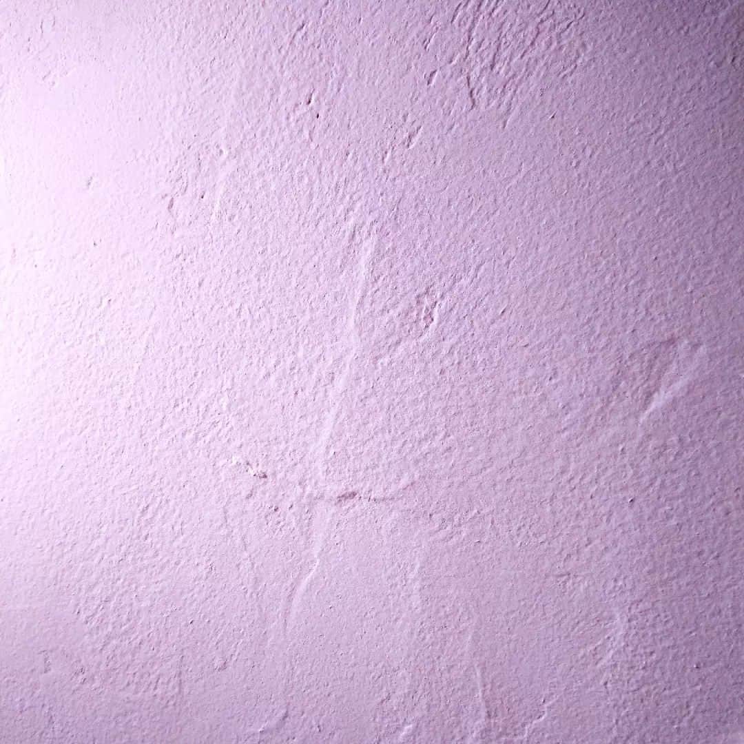 nori0620さんのインスタグラム写真 - (nori0620Instagram)「toiletツアー続きます🚾✨  こちらは2階になります お家の中でも、日の当たる2階のトイレはお気に入りの場所でもあります…………💗  おトイレのwallをピンクにすることは憧れでもありました ピンクとポイントのゴールドを散りばめて  ピンクカラーの漆喰に床はこの時期少しヒンヤリするのですが、グレーの石を使用 こちらもやっぱり、@galatabazaarさんの照明を 夜は天井に映し出される明かりが雰囲気たっぷりなんです✨  年末おトイレpickで締めくくりとなりましたが、、、  来年は、手付かずだったインテリアをもっと進めて行きたいと思います  みなさま✨ この１年もお付き合い本当に、ありがとうございました😌✨  あたたかく✨楽しい年末、新年をお過ごしください💗  #interior#toiletinterior#home#moroccan#galatabazaar#インテリア#toiletツアー#ルームツアー#ガラタバザール#ピンク#wall#漆喰#モロカンフレンチ#Nhomeinterior」12月30日 9時32分 - nori0620