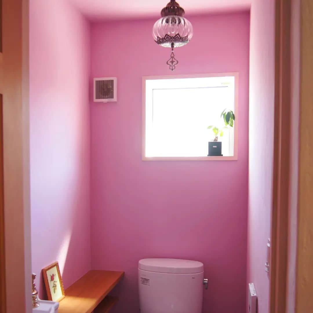 nori0620のインスタグラム：「toiletツアー続きます🚾✨  こちらは2階になります お家の中でも、日の当たる2階のトイレはお気に入りの場所でもあります…………💗  おトイレのwallをピンクにすることは憧れでもありました ピンクとポイントのゴールドを散りばめて  ピンクカラーの漆喰に床はこの時期少しヒンヤリするのですが、グレーの石を使用 こちらもやっぱり、@galatabazaarさんの照明を 夜は天井に映し出される明かりが雰囲気たっぷりなんです✨  年末おトイレpickで締めくくりとなりましたが、、、  来年は、手付かずだったインテリアをもっと進めて行きたいと思います  みなさま✨ この１年もお付き合い本当に、ありがとうございました😌✨  あたたかく✨楽しい年末、新年をお過ごしください💗  #interior#toiletinterior#home#moroccan#galatabazaar#インテリア#toiletツアー#ルームツアー#ガラタバザール#ピンク#wall#漆喰#モロカンフレンチ#Nhomeinterior」