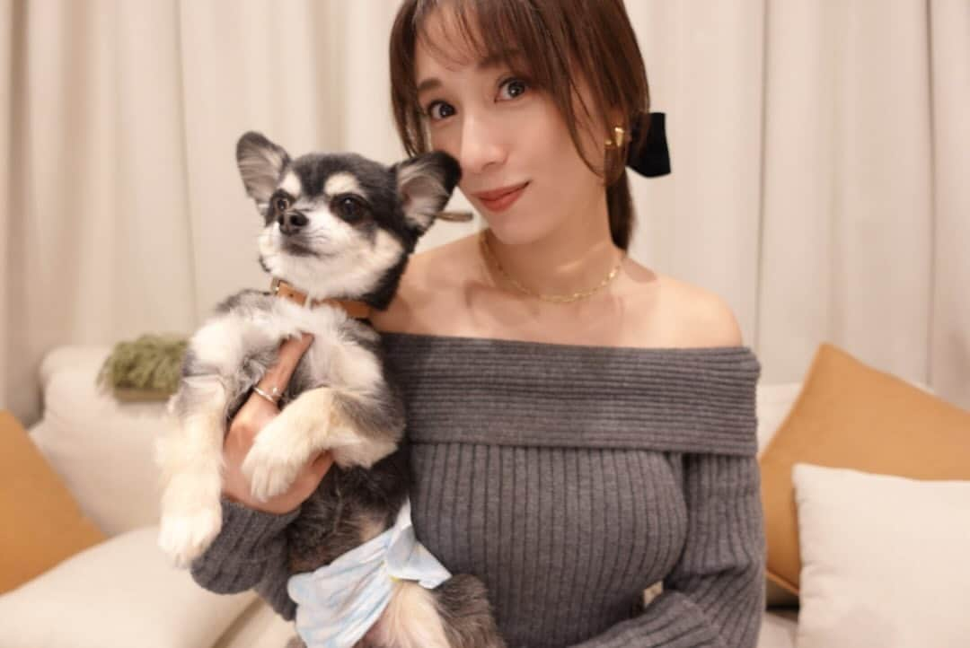 広瀬未花のインスタグラム：「昨夜は、年内最後のYouTube生配信でした♪ 年末のお忙しい中、ご覧頂きありがとうございます🐶  頂いたご質問にも少しだけお答えしてます♡ 良かったらご覧下さいね✨ 　 YouTubeをはじめて約5ヶ月が経ちます🍀 ブランド様、企業様、制作チームの方々、事務所のマネージャーさん、お友達... 多くの方にご協力頂き、感謝です。ありがとうございます✨  そして何より、日頃からご覧頂いてる皆様！ いつもありがとうございます✨  ゆるいチャンネルですし、 改善の余地がたくさんありますが...  来年もよろしくね🫶  来年はゲスト回増やしてみようと思いますので、 ご出演頂ける知人の方はDM下さいね😌  (既に、オファーさせて頂いた方は来年お願いします🙇‍♀️)」