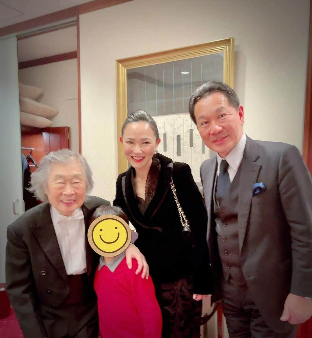 浅見帆帆子のインスタグラム：「今年もコバケンさん、こと小林研一郎マエストロの第九で一年を締めました✨  コバケンさん(ご夫妻)とは、息子が1ミリくらいでお腹にいた時にバリ島で数日をご一緒させていただいたり、結婚披露宴で歌とピアノの演奏をプレゼントしてくださったり、私にとって節目の時を印象付けて下さる大事な方です。  今年はプライベートで願っていたことが最も良い形で叶った、本っ当に「歓喜の年✨」だったので、例年以上に「歓喜の歌」にジーン🥹としました。  今年は人のありがたみも感じた1年でした。プライベートでも仕事でも、先が楽しみな出逢いがあり、 仕事を休んでいた期間のオンラインサロンや読者の皆さま達の温かい姿勢と言葉にも感動しました。  目に見えることにも見えないことにも感謝して、残りの数日を過ごしたいと思います。  皆さま、今年1年もありがとうございました。どうぞ良いお年をお迎えください✨  #浅見帆帆子 #小林研一郎  #歓喜の歌  #感謝」