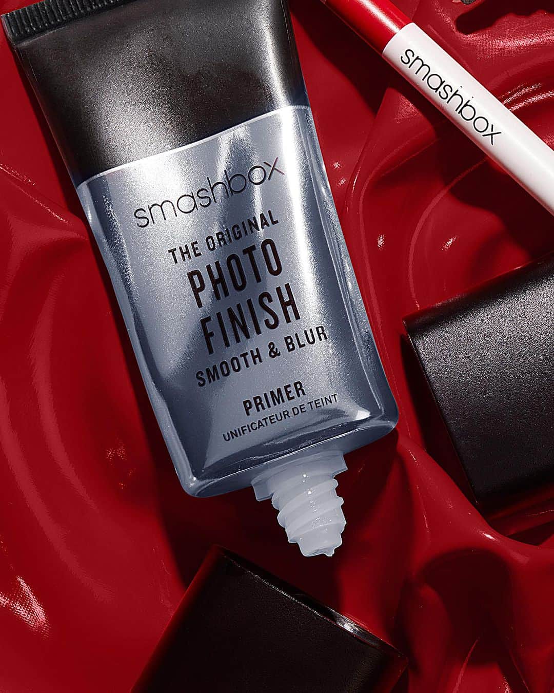 Smashboxのインスタグラム：「Makeup over Smooth + blur primer: 🌈🌟🐬🎆😃 Makeup over bare skin: 🤢🌪️😩  Shop the essential at @ultabeauty | Link in bio」