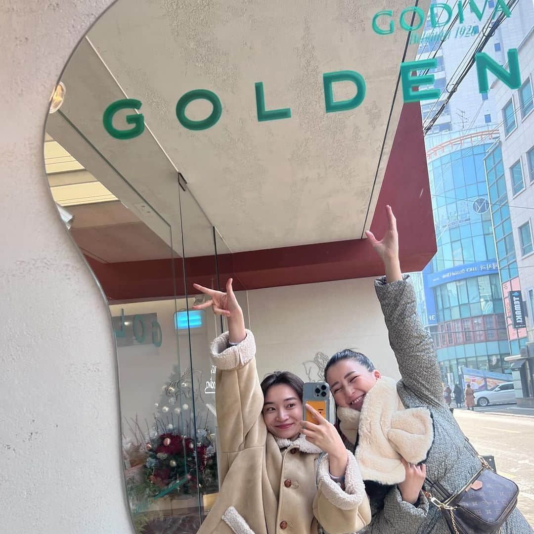 来栖あつこのインスタグラム：「🍫🍫🍫  折角なんでね… Popup間に合ったから『GOLDEN』 カフェ行ってきました♪  JK逆なのジワるw  #狎鴎亭　#狎鴎亭ロデオ  #韓国　#Seoul #韓国旅行　 #atsukokurusu #来栖あつこ #アヒル口 #nejoo #jungkook #golden #godiva」