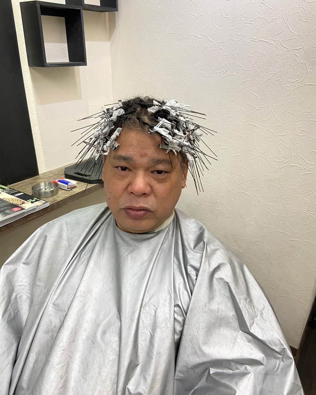 ジミー大西のインスタグラム：「髪の毛を　針で巻いています。」