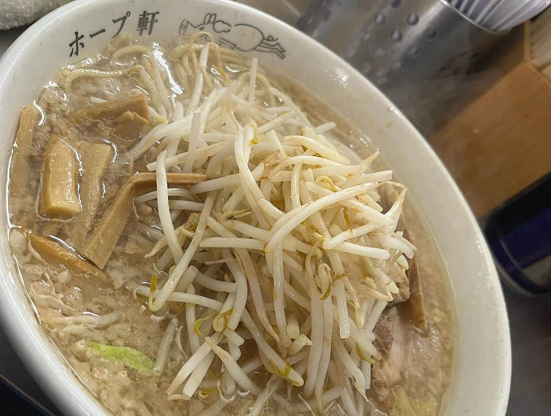 豊田えまさんのインスタグラム写真 - (豊田えまInstagram)「並んで入った　#ホープ軒 ＃ラーメン　大盛りにもやし足して無料のネギも入れたラーメンも食べたし🤤頑張って仕事しまふ✨  昨日のグラドル文化祭出演メンバーに日枝神社付き合って貰い、まさる守りも買えたので頑張りマッチョ💪  仕事依頼大歓迎✨受付中❣️  #仕事依頼募集中  #撮影依頼はdmで  #撮影依頼はdmからお願いします  #有償依頼  #モデル撮影  #撮影モデル  #ラーメン女子」12月30日 17時18分 - emaseen831