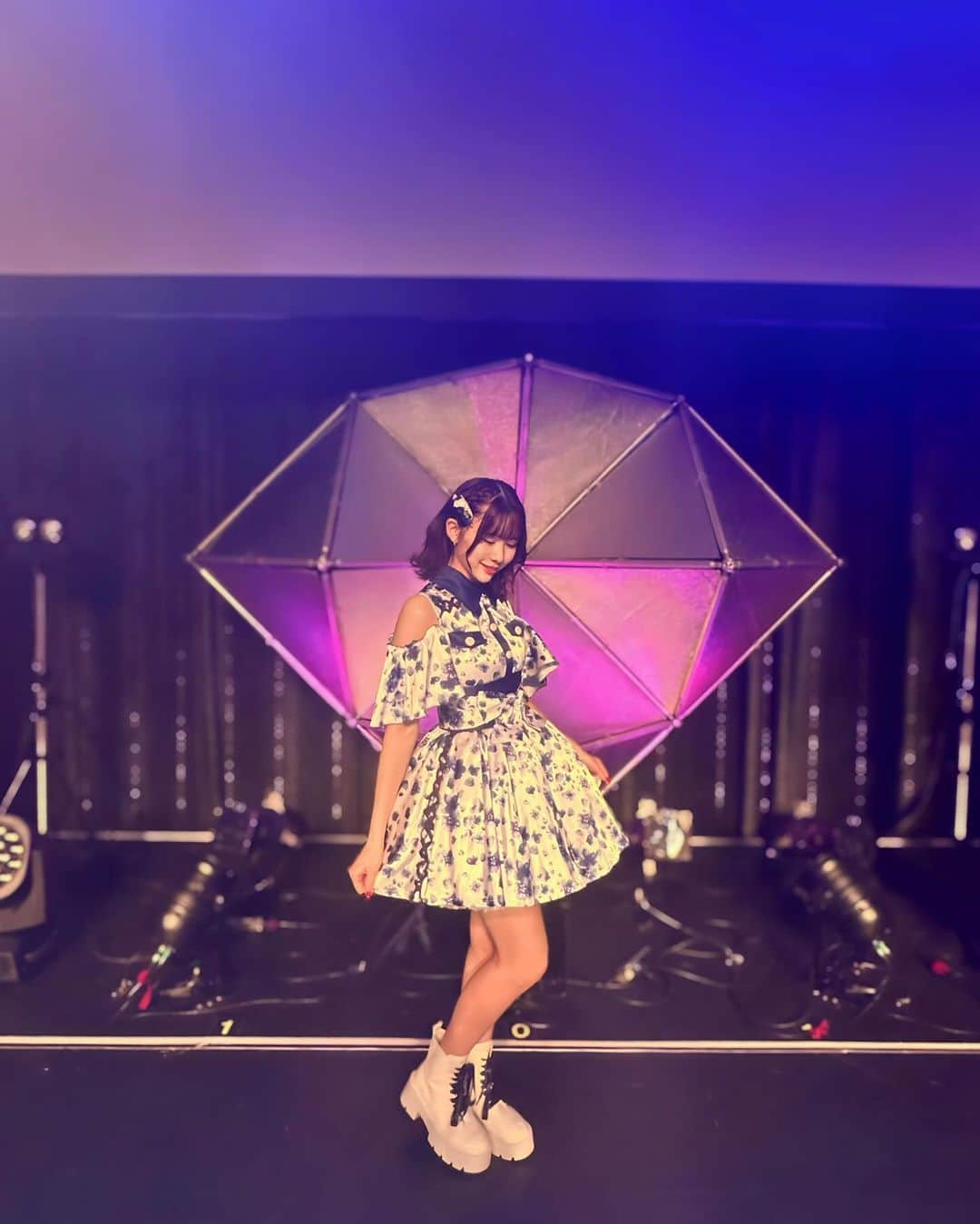 鎌田彩樺さんのインスタグラム写真 - (鎌田彩樺Instagram)「. 「SUPER☆GiRLS Debut 13th Anniversary ～♡君とスパガのHeart Diamond♡～」 「SUPER☆GiRLS 阿部夢梨卒業ライブ ～これからもずーっと、大好きです♡～」 ありがとうございました！ . SUPER☆GiRLS新メンバーとしてお披露目させていただいてから約1年後のワンマンライブ。 成長した姿、自分らしい姿見せられたかな？ . ステージの上から見る、色んな色、熱い声、一緒に踊ってる可愛い姿、ニコニコした顔、泣きじゃくってる顔、全てがキラキラしていて幸せでした。 私もみんなにたくさんの幸せ届けられてたらいいな . アイドルとして、SUPER☆GiRLSとしてかかせない存在だったゆめりさん 尊敬するところばかりで、出会った当初こんなに仲良くなれると思っていなかったけど、今ではあやかの全てを知ってくれてて、どんな姿も見せられて、、  リハではふざけてばっかりで、「泣かないじゃん〜」とか言われてたけど、こんな大好きで大切な人と出会えたスパガという場所で、もう一緒に活動できないんだと思うと、涙がとまりませんでした。 . その気持ちからあのトリビュートを通して皆さんに届けられたものがあるんじゃないかなと、思っています。 . ゆめりさんや、夢リストの皆さんとのお別れはほんとに悲しくて寂しいけど、ここまでゆめりさんが沢山の方と繋いできてくださったSUPER☆GiRLSを、もっともっと大切に紡いでいきたいです。 . そして、これからもニジストさんとともに、たくさんの景色を、たくさんの気持ちを一緒に感じられたらいいなと思っています☺︎︎︎︎ . 素敵な1日をありがとうございました！  #スパガ #supergirls」12月30日 21時27分 - ayaka_kamata