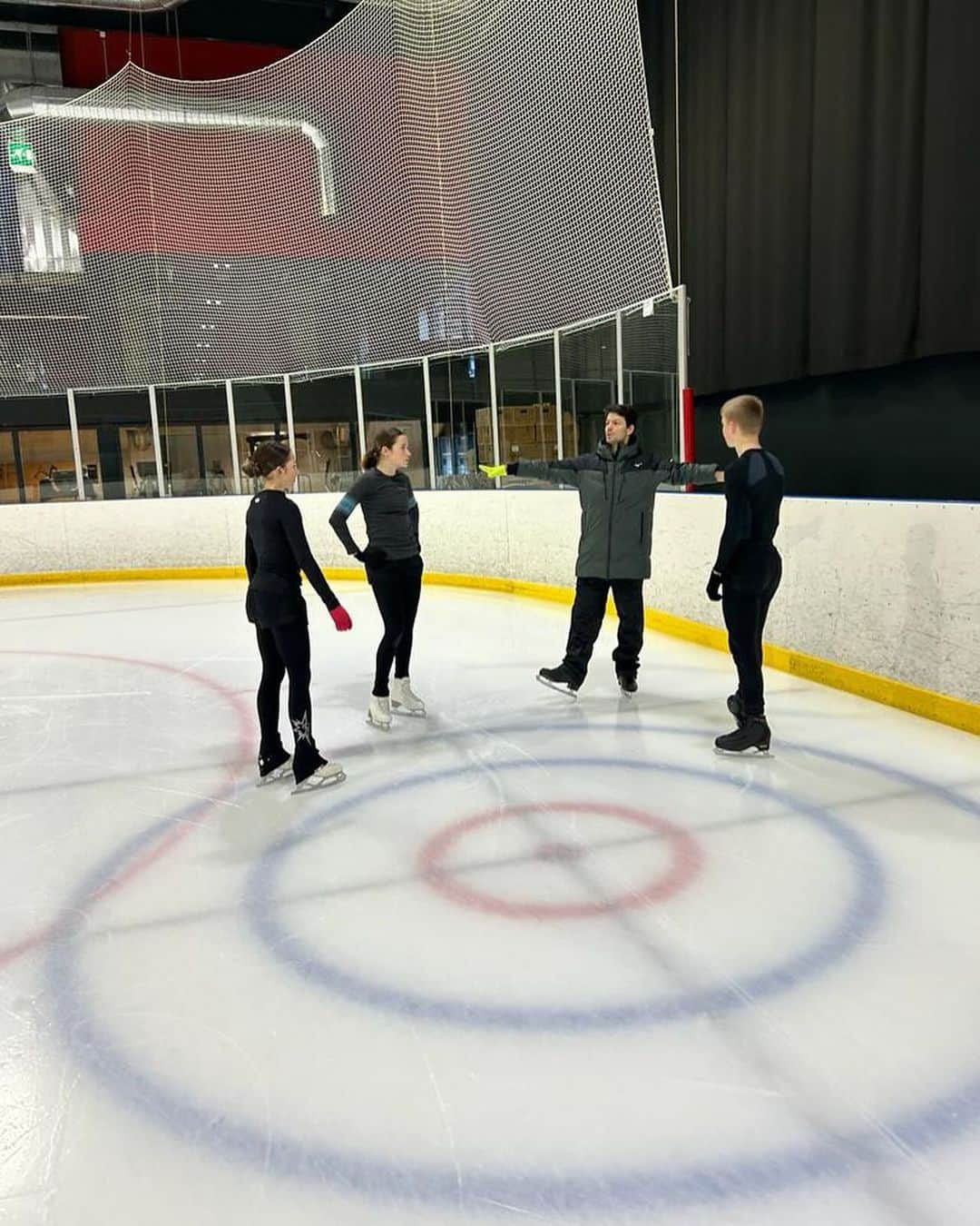 ステファン・ランビエールさんのインスタグラム写真 - (ステファン・ランビエールInstagram)「It’s always beautiful to see the engagement and great dedication from the skaters of the national teams of Swiss Ice Skating! This week, I had the pleasure of working with Aurélian Chervet (@aurelian_chervet), Sayra Bessire (@sayra_bessire), Ophélie Clerc (@ophelie_clerc), Coralie Cantarelli, and Naira Garcia.   #nationalcoach #nationalteamswissiceskating #teamnoviceswissiceskating @richard_leroy_swissiceskating @swissolympicteam」12月31日 2時45分 - slambiel