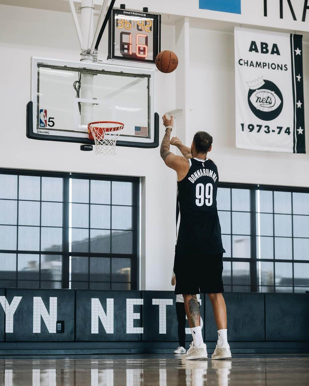 Brooklyn Netsさんのインスタグラム写真 - (Brooklyn NetsInstagram)「𝐇𝐞𝐫𝐞 𝐖𝐞 𝐆𝐨 🏀⚽️  PSG goalkeeper @donnarumma will support the @brooklynnets for the NBA Paris Game (Jan 11th).  Football and Basketball crossover is ready to take flight.  Ici c’est Paris. Ici c’est les Nets.  #NBAParis」12月31日 3時00分 - brooklynnets