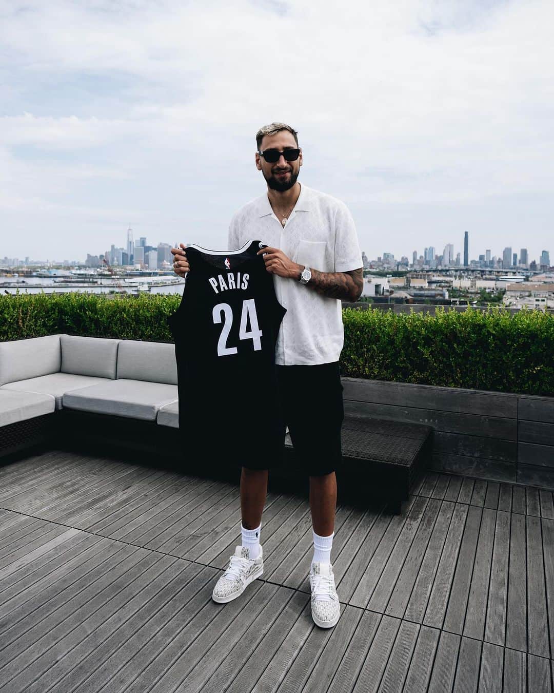 Brooklyn Netsのインスタグラム：「𝐇𝐞𝐫𝐞 𝐖𝐞 𝐆𝐨 🏀⚽️  PSG goalkeeper @donnarumma will support the @brooklynnets for the NBA Paris Game (Jan 11th).  Football and Basketball crossover is ready to take flight.  Ici c’est Paris. Ici c’est les Nets.  #NBAParis」