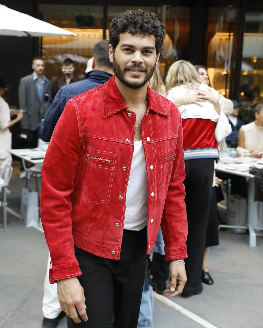 Lee Oliveiraのインスタグラム：「It’s no surprise that menswear has become a staple attraction during the women’s season. These fashionable gentlemen have managed to keep their style on trend, grabbing the attention of cameras wherever they go.  If you’re seeking inspiration for your next look, here are some menswear trends to consider.」