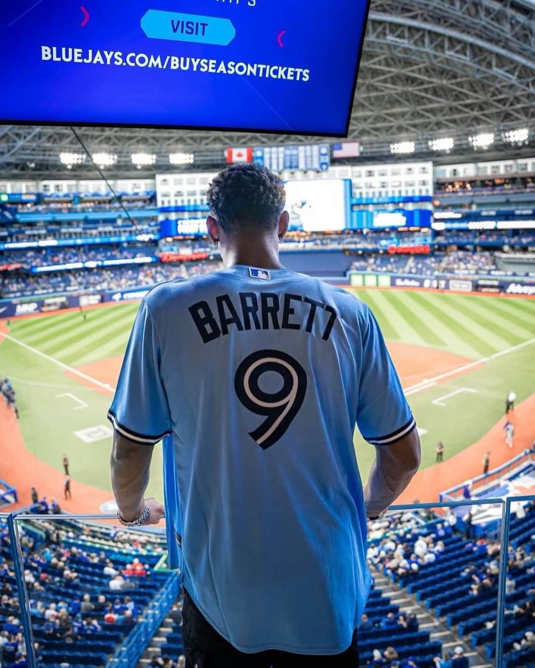 トロント・ブルージェイズさんのインスタグラム写真 - (トロント・ブルージェイズInstagram)「Welcome home to the newest Raptor and huge #BlueJays fan, RJ Barrett! ⚾️🇨🇦🏀」12月31日 6時21分 - bluejays