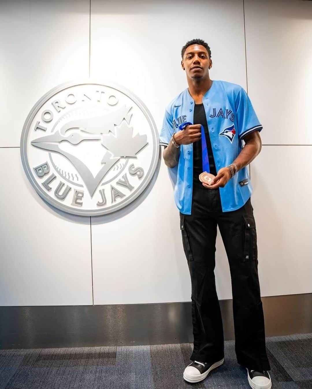 トロント・ブルージェイズさんのインスタグラム写真 - (トロント・ブルージェイズInstagram)「Welcome home to the newest Raptor and huge #BlueJays fan, RJ Barrett! ⚾️🇨🇦🏀」12月31日 6時21分 - bluejays