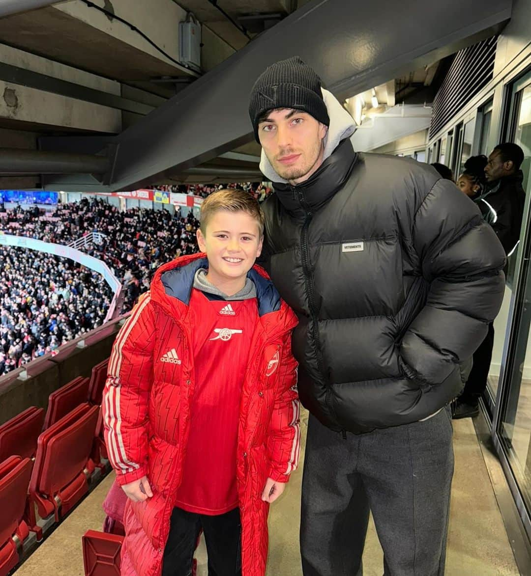 ダニエル・オズボーンのインスタグラム：「Despite the result Thursday night, had a great night with my boy at Arsenal ❤️ wanted to say a massive thank you to @limitlesshospitalityuk for the invite, they can sort you out with absolutely any event, not just sports! 🙌🏼 also thank you to @kaihavertz29 for making Teddy one happy 10 year old, taking the time to get a photo with him ❤️」