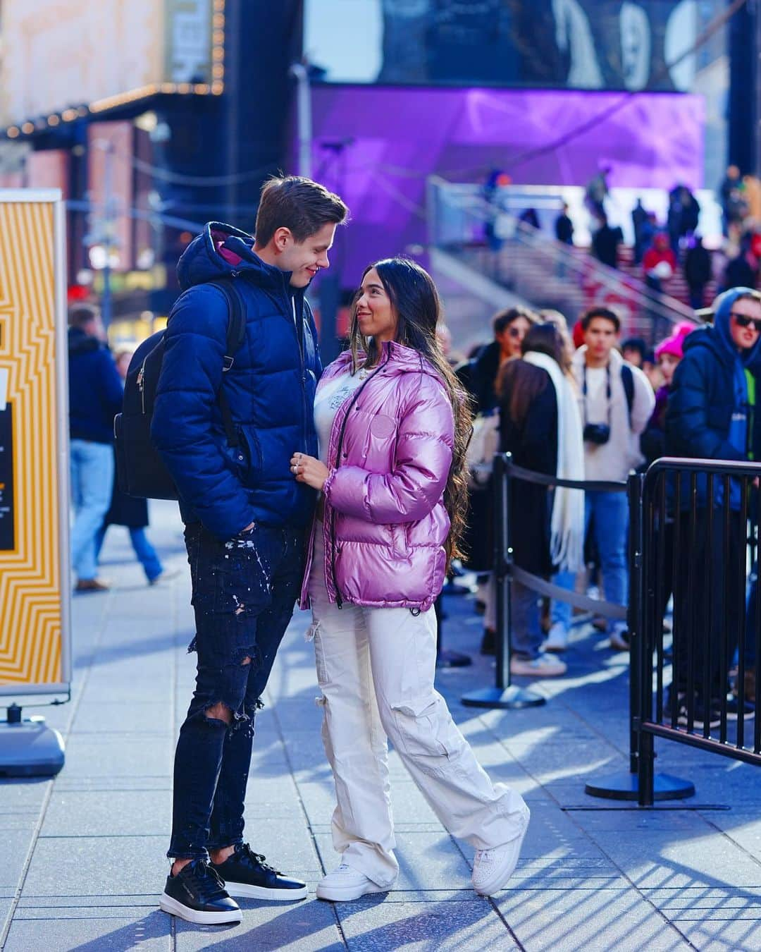 DIAZ Melanieさんのインスタグラム写真 - (DIAZ MelanieInstagram)「ny con el que me hace reír 24/7 🤍   shoutout al fotógrafo random en time’s square 🤍 ps: en la tercera no sabíamos que nos estaba sacando fotos🤪」12月31日 8時29分 - mely_diaaz