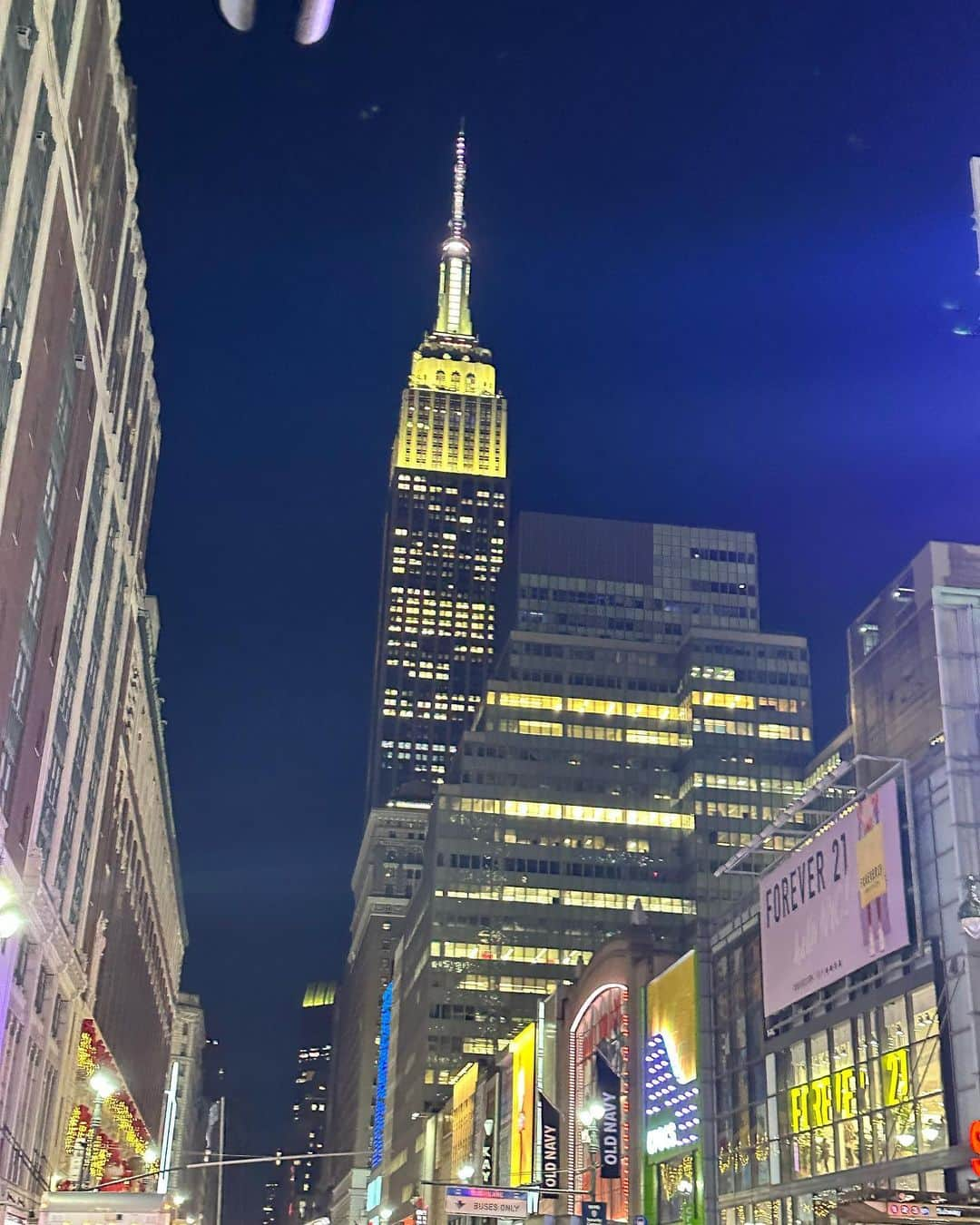 DIAZ Melanieさんのインスタグラム写真 - (DIAZ MelanieInstagram)「ny con el que me hace reír 24/7 🤍   shoutout al fotógrafo random en time’s square 🤍 ps: en la tercera no sabíamos que nos estaba sacando fotos🤪」12月31日 8時29分 - mely_diaaz