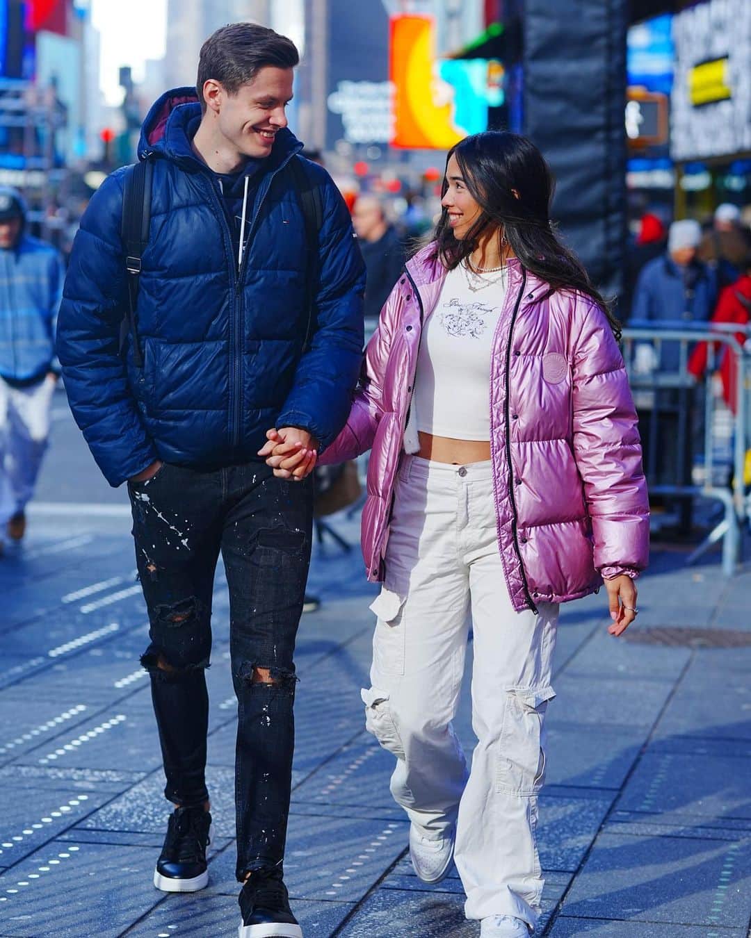 DIAZ Melanieのインスタグラム：「ny con el que me hace reír 24/7 🤍   shoutout al fotógrafo random en time’s square 🤍 ps: en la tercera no sabíamos que nos estaba sacando fotos🤪」