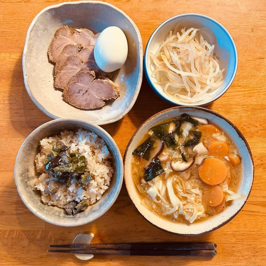 佐藤尚之さんのインスタグラム写真 - (佐藤尚之Instagram)「今週の一汁一菜。16食。  11月4日から始めて104食作ったよ。 1000食作る頃には多少は料理力ついてるかなあ。  おかず味噌、ナムル、東海林さだお式チャーシュー（改）、トマト卵、麻婆豆腐、厚揚げの油淋鶏と、一菜のレパートリーも増えてきた。グリーンスムージーやヴィーガンキムチ、ベジカレーなども含めて、この中で何が生き残るかな。  みなさん、今年もありがとうございました。 来年もよろしくお願いいたします。」12月31日 18時47分 - satonao310